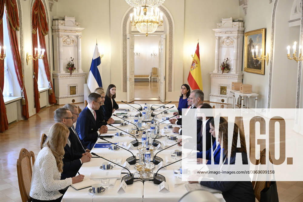 LKS 20261006 King Felipe (R) of Spain and President Alexander Stubb of Finland (L) and their delegations sit for a meeing at the Presidential Palace in Helsinki, Finland, on October 6, 2026. King Felipe and Queen Letizia are on a two-day state visit to Finland. - MARKKU ULANDER Helsinki Finland