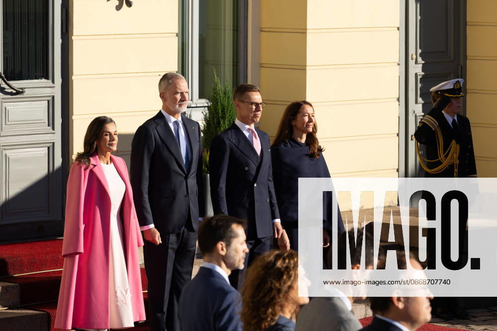 Helsinki, Suomi, 6.10.2026. Espanjan kuningatar Letizia (vasemmalla) ja kuningas Felipe VI seka Suomen tasavallan presidentti Alexander Stubb ja Suzanne Innes-Stubb poseeraavat tervetuloseremoniassa Presidentinlinnan pihalla Espanjan kuningasparin Suomeen suuntautuvan valtiovierailun yhteydessa. Helsinki Finland - ZUMAt172 20261006_zip_t172_035