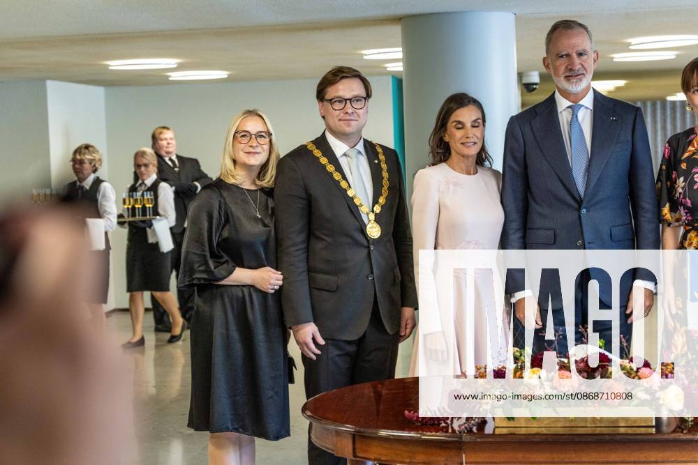 Helsingin pormestarin puoliso (vasemmalla), Helsingin pormestari Daniel Sazonov, Espanjan kuningatar Letizia ja kuningas Felipe VI poseeraavat kameroille Helsingin kaupungintalolla Espanjan kuningasparin valtiovierailun yhteydessa. Helsinki Finland - ZUMAt172 20261006_zip_t172_041