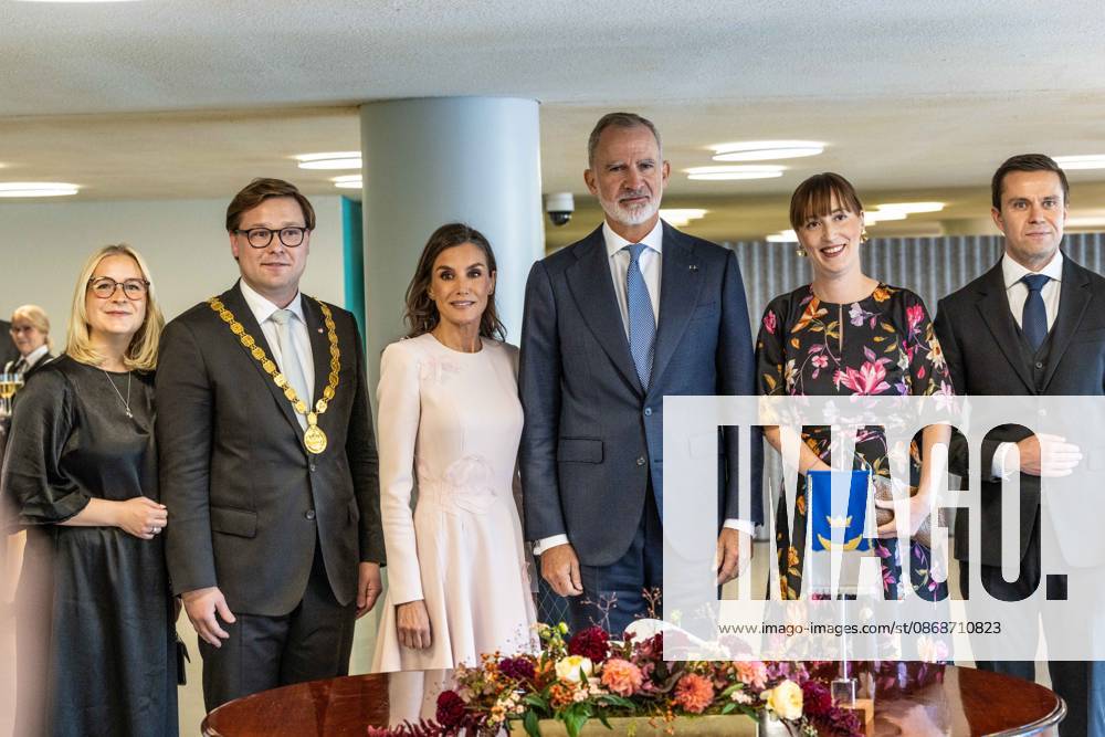 Helsingin pormestarin puoliso (vasemmalla), Helsingin pormestari Daniel Sazonov, Espanjan kuningatar Letizia ja kuningas Felipe VI poseeraavat kameroille Helsingin kaupungintalolla Espanjan kuningasparin valtiovierailun yhteydessa. Helsinki Finland - ZUMAt172 20261006_zip_t172_044