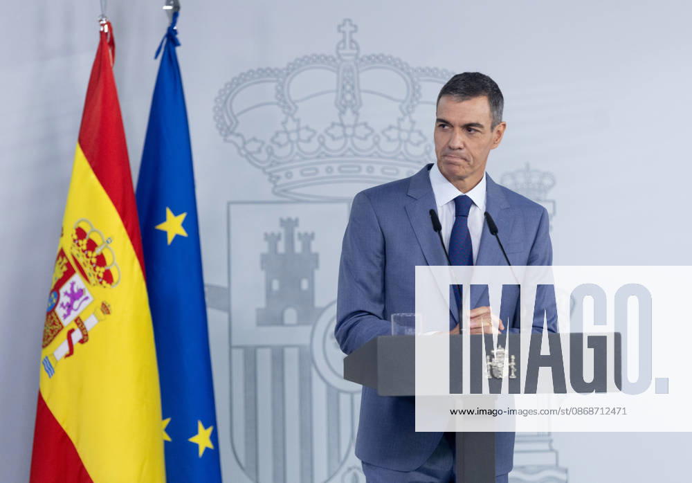Sánchez Addresses the Press After the Cabinet Meeting Prime Minister Pedro Sánchez during a press conference following the Cabinet meeting at the Moncloa Palace on October 6, 2026, in Madrid, Spain. The Council of Ministers has once again approved the housing decrees, with some changes, which were rejected by Congress last Friday, October 2. The government’s plan is that, after Parliament is dissolved, these decrees will be voted on by the Permanent Deputation, where it could secure the majority needed to pass them. OCTOBER 6, 2026, Madrid, Madrid, Spain