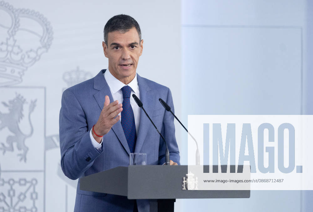 Sánchez Addresses the Press After the Cabinet Meeting Prime Minister Pedro Sánchez during a press conference following the Cabinet meeting at the Moncloa Palace on October 6, 2026, in Madrid, Spain. The Council of Ministers has once again approved the housing decrees, with some changes, which were rejected by Congress last Friday, October 2. The government’s plan is that, after Parliament is dissolved, these decrees will be voted on by the Permanent Deputation, where it could secure the majority needed to pass them. OCTOBER 6, 2026, Madrid, Madrid, Spain