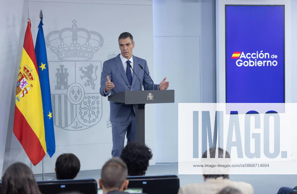 Sánchez Addresses the Press After the Cabinet Meeting Prime Minister Pedro Sánchez during a press conference following the Cabinet meeting at the Moncloa Palace on October 6, 2026, in Madrid, Spain. The Council of Ministers has once again approved the housing decrees, with some changes, which were rejected by Congress last Friday, October 2. The government’s plan is that, after Parliament is dissolved, these decrees will be voted on by the Permanent Deputation, where it could secure the majority needed to pass them. OCTOBER 6, 2026, Madrid, Madrid, Spain
