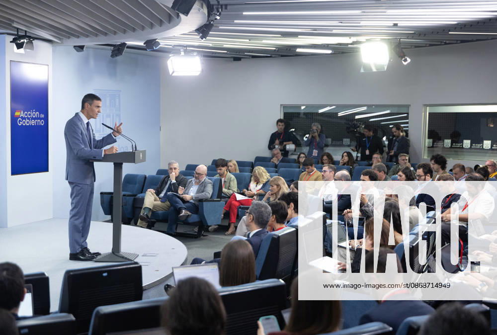 Sánchez Addresses the Press After the Cabinet Meeting Prime Minister Pedro Sánchez during a press conference following the Cabinet meeting at the Moncloa Palace on October 6, 2026, in Madrid, Spain. The Council of Ministers has once again approved the housing decrees, with some changes, which were rejected by Congress last Friday, October 2. The government’s plan is that, after Parliament is dissolved, these decrees will be voted on by the Permanent Deputation, where it could secure the majority needed to pass them. OCTOBER 6, 2026, Madrid, Madrid, Spain