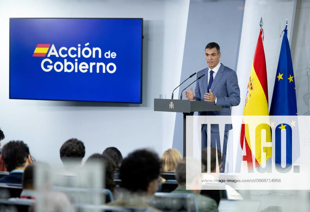 Sánchez Addresses the Press After the Cabinet Meeting Prime Minister Pedro Sánchez during a press conference following the Cabinet meeting at the Moncloa Palace on October 6, 2026, in Madrid, Spain. The Council of Ministers has once again approved the housing decrees, with some changes, which were rejected by Congress last Friday, October 2. The government’s plan is that, after Parliament is dissolved, these decrees will be voted on by the Permanent Deputation, where it could secure the majority needed to pass them. OCTOBER 6, 2026, Madrid, Madrid, Spain