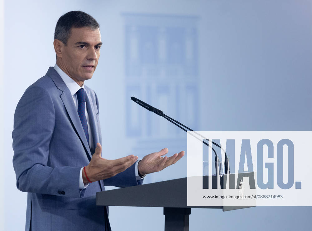 Sánchez Addresses the Press After the Cabinet Meeting Prime Minister Pedro Sánchez during a press conference following the Cabinet meeting at the Moncloa Palace on October 6, 2026, in Madrid, Spain. The Council of Ministers has once again approved the housing decrees, with some changes, which were rejected by Congress last Friday, October 2. The government’s plan is that, after Parliament is dissolved, these decrees will be voted on by the Permanent Deputation, where it could secure the majority needed to pass them. OCTOBER 6, 2026, Madrid, Madrid, Spain