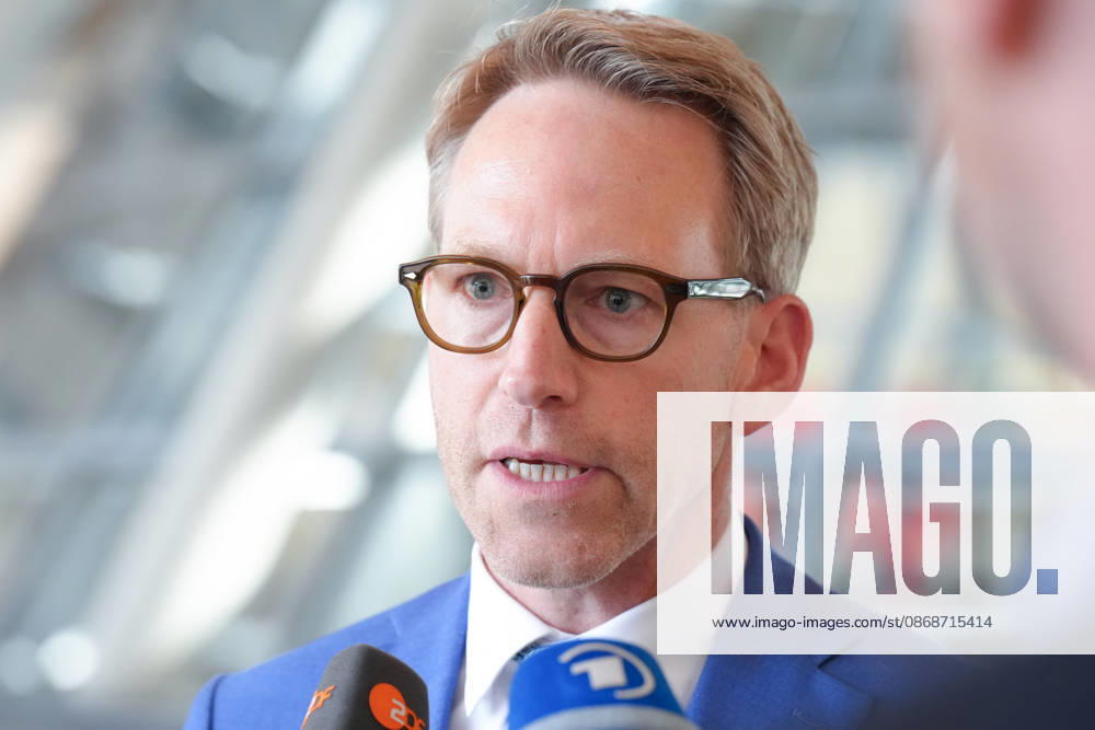Statement by the Chair of the Parliamentary Oversight Committee on the Arrest of August Hanning: Marc Henrichmann, Chair of the Bundestag’s Parliamentary Oversight Committee (PKGr), is pictured during a press statement on the arrest of former BND Director Hanning, Berlin, October 6, 2026, Berlin, Berlin, Germany