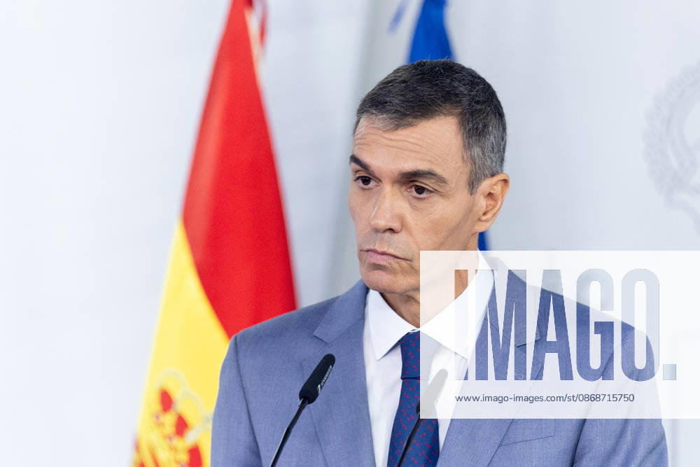 Sánchez Addresses the Press After the Council of Ministers Meeting Prime Minister Pedro Sánchez during a press conference following the Council of Ministers meeting at the Moncloa Palace on October 6, 2026, in Madrid, Spain. The Council of Ministers has once again approved the housing decrees, with some changes, which were rejected by Congress last Friday, October 2. The government’s plan is that, after Parliament is dissolved, these decrees will be voted on by the Permanent Deputation, where it could secure the majority needed to pass them. OCTOBER 6, 2026, Madrid, Madrid, Spain