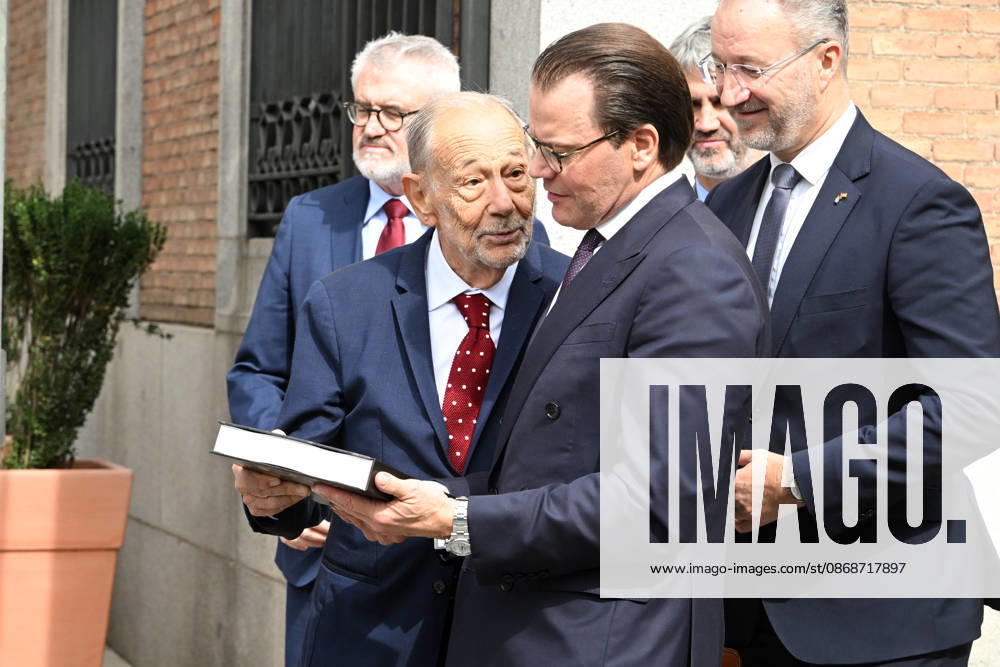 The Prado Museum reopens the Queen Christina Sculpture Gallery with a visit from Prince Daniel of Sweden. The president of the Royal Board of Trustees of the Prado Museum, Javier Solana, presents a book to Prince Daniel of Sweden at the museum on the occasion of the reopening of the Queen Christina Sculpture Gallery on October 6, 2026, in Madrid, Spain. CELEBRITIES PRADO MUSEUM ROYALTY PRINCE José Madrid Madrid Spain