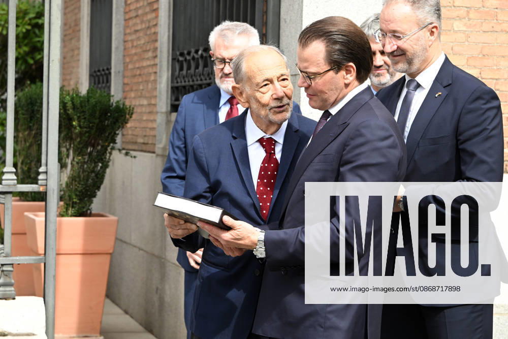 The Prado Museum reopens the Queen Christina Sculpture Gallery with a visit from Prince Daniel of Sweden. The president of the Royal Board of Trustees of the Prado Museum, Javier Solana, presents a book to Prince Daniel of Sweden at the museum on the occasion of the reopening of the Queen Christina Sculpture Gallery on October 6, 2026, in Madrid, Spain. CELEBRITIES PRADO MUSEUM ROYALTY PRINCE José Madrid Madrid Spain