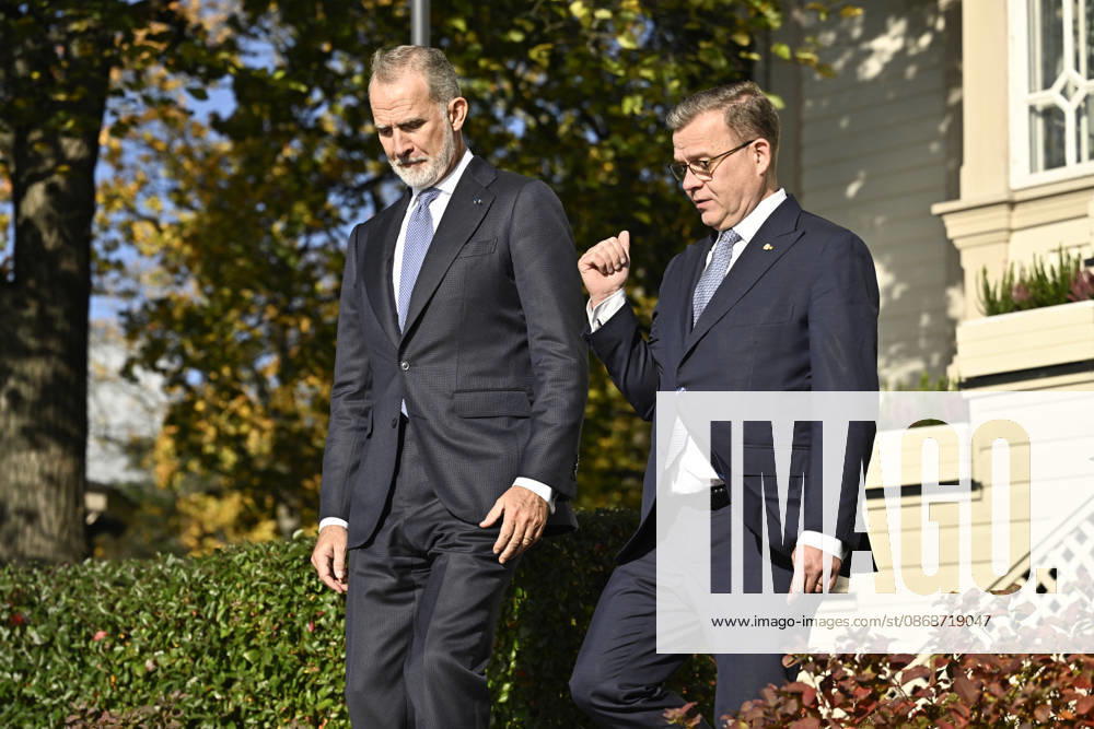 Finnish Prime Minister Petteri Orpo (R) shows Spain s King Felipe around the grounds of the Prime Minister s official residence Kesäranta in Helsinki, Finland, on October 6, 2026. Spain s King Felipe and Queen Letizia are on a two-day state visit to Finland. - RONI REKOMAA Helsinki Finland