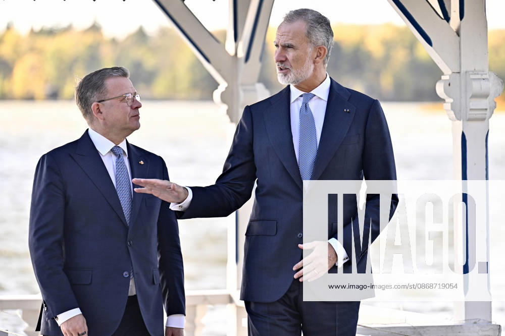 LKS 20261006 Finnish Prime Minister Petteri Orpo (L) shows Spain s King Felipe around the grounds of the Prime Minister s official residence Kesäranta in Helsinki, Finland, on October 6, 2026. Spain s King Felipe and Queen Letizia are on a two-day state visit to Finland. - RONI REKOMAA Helsinki Finland