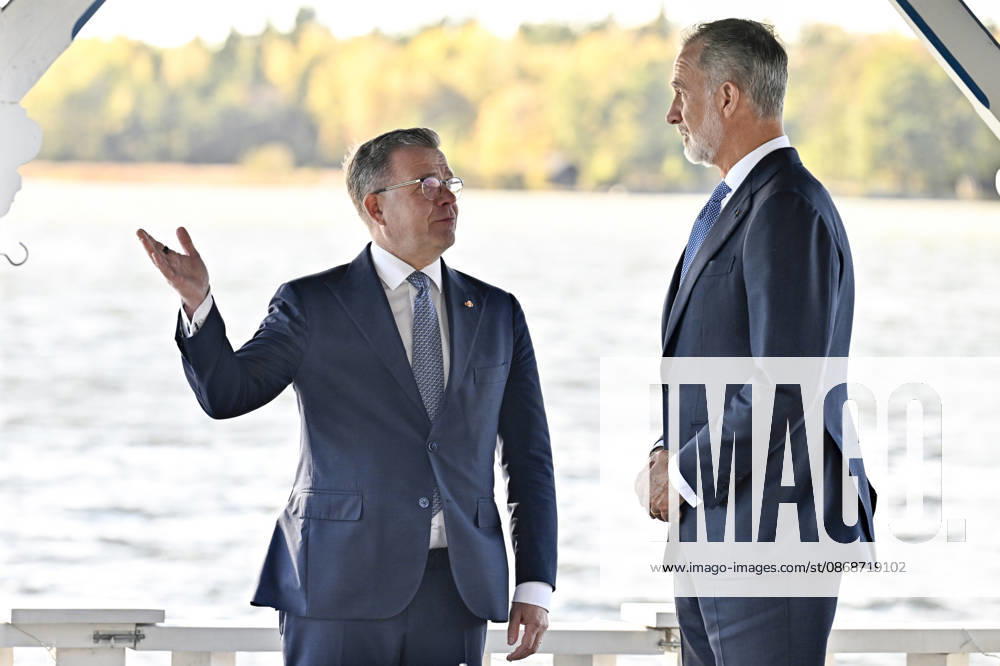 Finnish Prime Minister Petteri Orpo (L) shows Spain s King Felipe around the grounds of the Prime Minister s official residence Kesäranta in Helsinki, Finland, on October 6, 2026. Spain s King Felipe and Queen Letizia are on a two-day state visit to Finland. - RONI REKOMAA Helsinki Finland