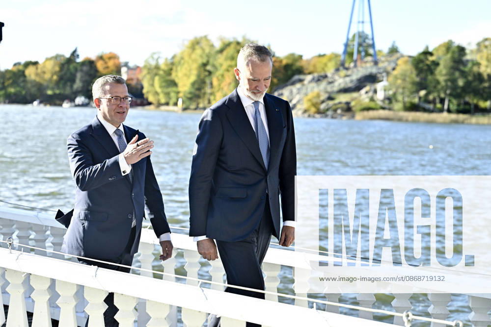Finnish Prime Minister Petteri Orpo (L) shows Spain s King Felipe around the grounds of the Prime Minister s official residence Kesäranta in Helsinki, Finland, on October 6, 2026. Spain s King Felipe and Queen Letizia are on a two-day state visit to Finland. - RONI REKOMAA Helsinki Finland