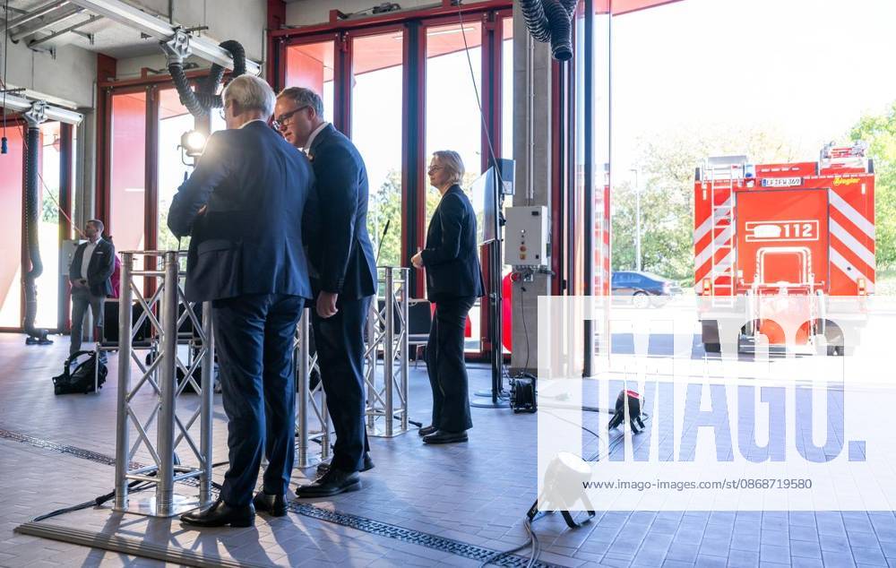 Die Thüringer Landesregierung kommt im Gefahrenabwehrzentrum Süd in Erfurt erstmals zu einem Sicherheitskabinett zusammen. Gemeinsam mit Vertretern der Sicherheitsbehörden und der Bundeswehr berät das Kabinett über den Schutz vor hybriden Bedrohungen, Cyberangriffen und Drohnen sowie über Krisenvorsorge und den Operationsplan Deutschland. Ministerpräsident Mario Voigt, Innenminister Georg Maier und Finanzministerin Katja Wolf informieren anschließend über die Ergebnisse. im Foto: Kurz vor Beginn der Regierungsmedienkonferenz mit v.l. Georg Maier (SPD), Thüringer Minister für I