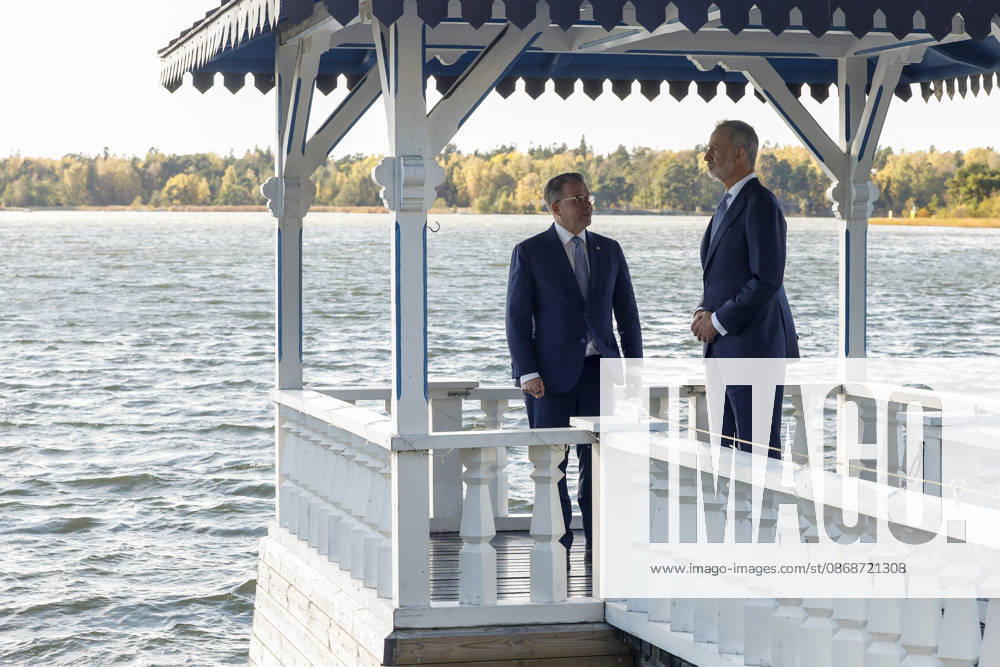 King of Spain Felipe VI (R) and Finnish Prime Minister Petteri Orpo (L) stroll through the backyard of the prime minister s official residence during a meeting, as part of the Spanish king and queen s state visit to Finland in Helsinki, Finland, 06 October 2026. Spanish King and Queen visit Finland !ACHTUNG: NUR REDAKTIONELLE NUTZUNG!