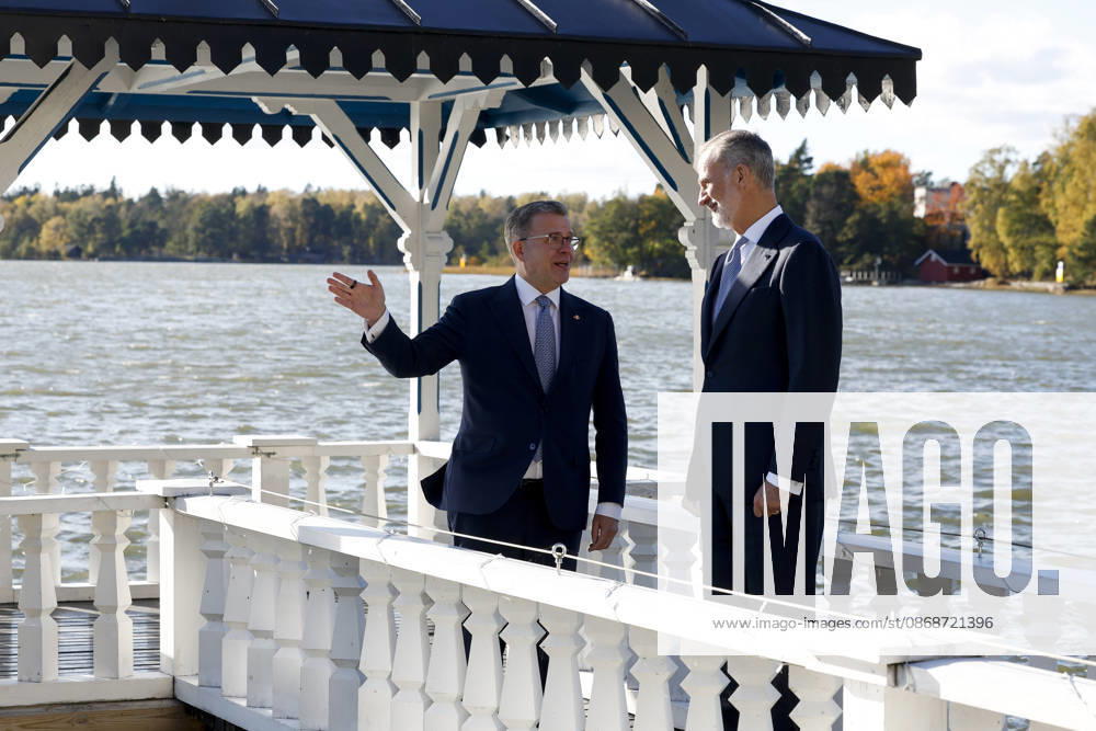 King of Spain Felipe VI (R) and Finnish Prime Minister Petteri Orpo (L) stroll through the backyard of the prime minister s official residence during a meeting, as part of the Spanish king and queen s state visit to Finland in Helsinki, Finland, 06 October 2026. Spanish King and Queen visit Finland !ACHTUNG: NUR REDAKTIONELLE NUTZUNG!