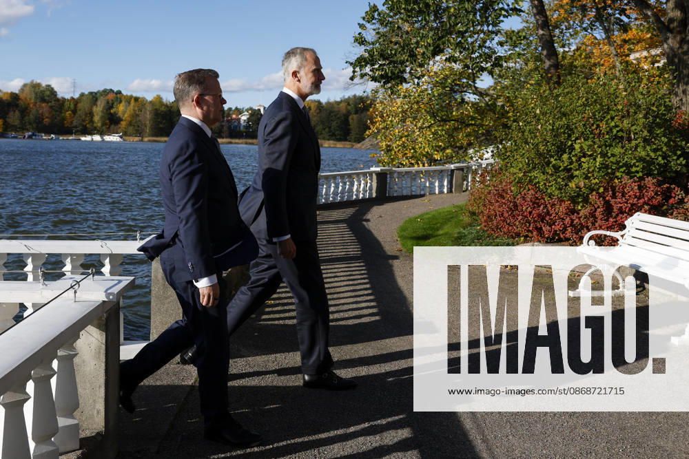 King of Spain Felipe VI (R) and Finnish Prime Minister Petteri Orpo (L) stroll through the backyard of the prime minister s official residence during a meeting, as part of the Spanish king and queen s state visit to Finland in Helsinki, Finland, 06 October 2026. Spanish King and Queen visit Finland !ACHTUNG: NUR REDAKTIONELLE NUTZUNG!