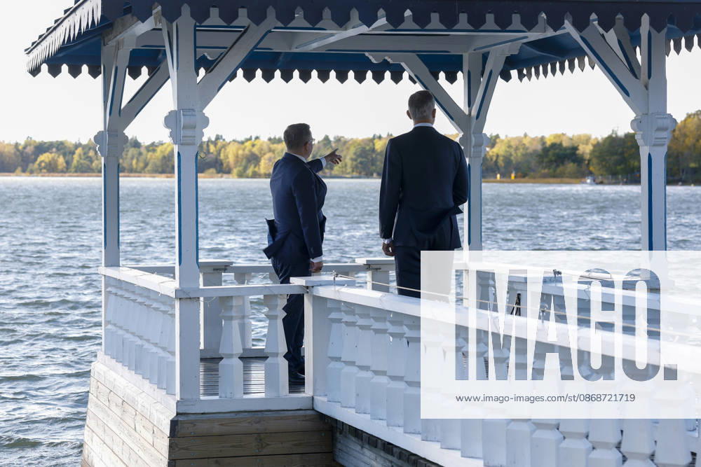 King of Spain Felipe VI (R) and Finnish Prime Minister Petteri Orpo (L) stroll through the backyard of the prime minister s official residence during a meeting, as part of the Spanish king and queen s state visit to Finland in Helsinki, Finland, 06 October 2026. Spanish King and Queen visit Finland !ACHTUNG: NUR REDAKTIONELLE NUTZUNG!