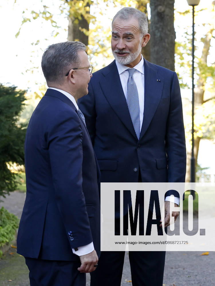 King of Spain Felipe VI (R) and Finnish Prime Minister Petteri Orpo (L) stroll through the backyard of the prime minister s official residence during a meeting, as part of the Spanish king and queen s state visit to Finland in Helsinki, Finland, 06 October 2026. Spanish King and Queen visit Finland !ACHTUNG: NUR REDAKTIONELLE NUTZUNG!