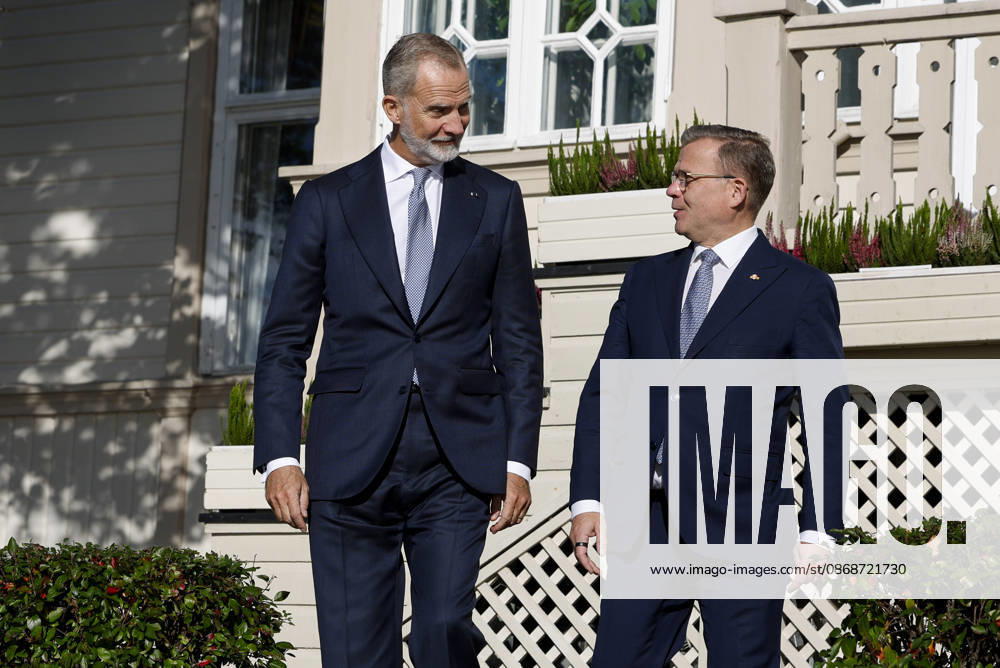 King of Spain Felipe VI (R) and Finnish Prime Minister Petteri Orpo (L) stroll through the backyard of the prime minister s official residence during a meeting, as part of the Spanish king and queen s state visit to Finland in Helsinki, Finland, 06 October 2026. Spanish King and Queen visit Finland !ACHTUNG: NUR REDAKTIONELLE NUTZUNG!