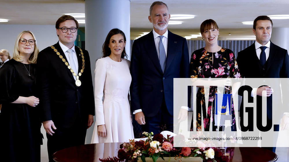 Spain s King Felipe VI (C-R) and Queen Letizia (C-L), pose for a family photo next to Mayor of Helsinki, Daniel Sazonov (2L), his partner Anita Westerholm (L); Chairwoman of the Helsinki City Council, Eveliina Heinaluoma (2R), and her partner Tuomas Immonen (R), at the City Hall during a luncheon hosted by the City of Helsinki held in the framework of he Spanish king and queen s state visit to Finland in Helsinki, Finland, 06 October 2026. Spanish King and Queen visit Finland !ACHTUNG: NUR REDAKTIONELLE NUTZUNG!