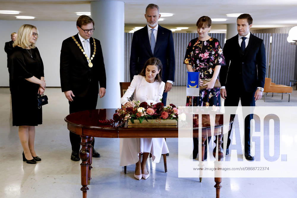 Spain s Queen Letizia (C), signs the Golden Book next to Mayor of Helsinki, Daniel Sazonov (2L), his partner Anita Westerholm (L); Spain s King, Felipe VI (C, behind); Chairwoman of the Helsinki City Council, Eveliina Heinaluoma (2R), and her partner Tuomas Immonen (R), at the City Hall during a luncheon hosted by the City of Helsinki held in the framework of he Spanish king and queen s state visit to Finland in Helsinki, Finland, 06 October 2026. Spanish King and Queen visit Finland !ACHTUNG: NUR REDAKTIONELLE NUTZUNG!