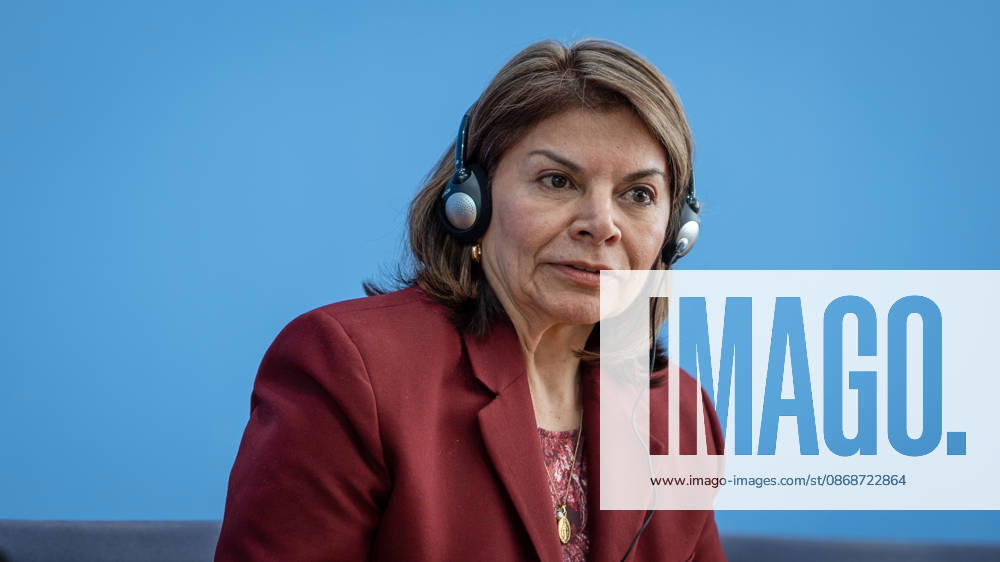Laura Chinchilla Miranda, President of Costa Rica and Co-Chair of the ENSK Federal Press Conference in Berlin: Presentation on the North-South Commission on Development Policy (ENSK), Berlin, Germany, Federal Press Conference Building