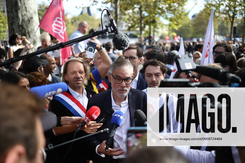 Politics At Student Demonstration - Paris Parti Socialiste (PS) first secretary Olivier Faure arrives at the start of a demonstration part of a nationwide day of actions called by high-school students, joined by unions and teachers, who for days have been demanding better learning conditions in protests punctuated by violent confrontations in Paris on October 6, 2026. Students have blocked the entrances to hundreds of high schools for 15- to 17-year-olds since late September, complaining of missing teachers, overloaded timetables, dilapidated classrooms and buildings that cannot cope with rising temperatures. Photo by Raphael Lafargue ABACAPRESS.COM Paris France