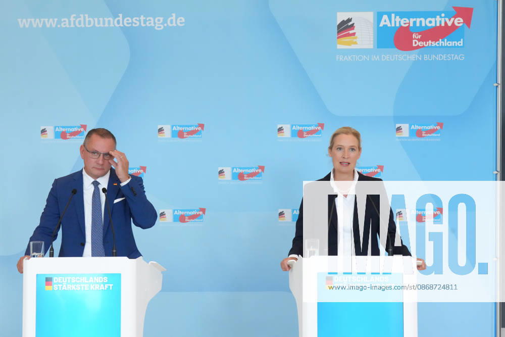 Press conference by the AfD chairpersons ahead of the parliamentary group meeting: AfD chairpersons Alice Weidel and Tino Chrupalla during a press statement ahead of the parliamentary group meeting in the German Bundestag, Berlin, October 6, 2026, Berlin, Germany