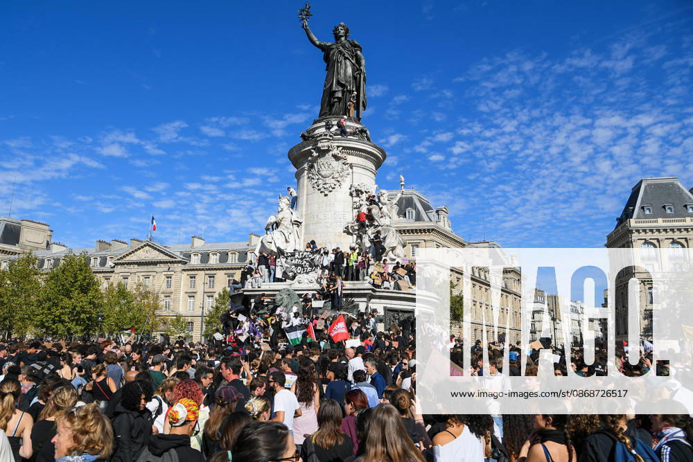 Student Demonstration - Paris People take part in a demonstration part of a nationwide day of actions called by high-school students, joined by unions and teachers, who for days have been demanding better learning conditions in protests punctuated by violent confrontations in Paris, France on October 6, 2026. Students have blocked the entrances to hundreds of high schools for 15- to 17-year-olds since late September, complaining of missing teachers, overloaded timetables, dilapidated classrooms and buildings that cannot cope with rising temperatures. Photo by Lionel Urman ABACAPRESS.COM Paris France