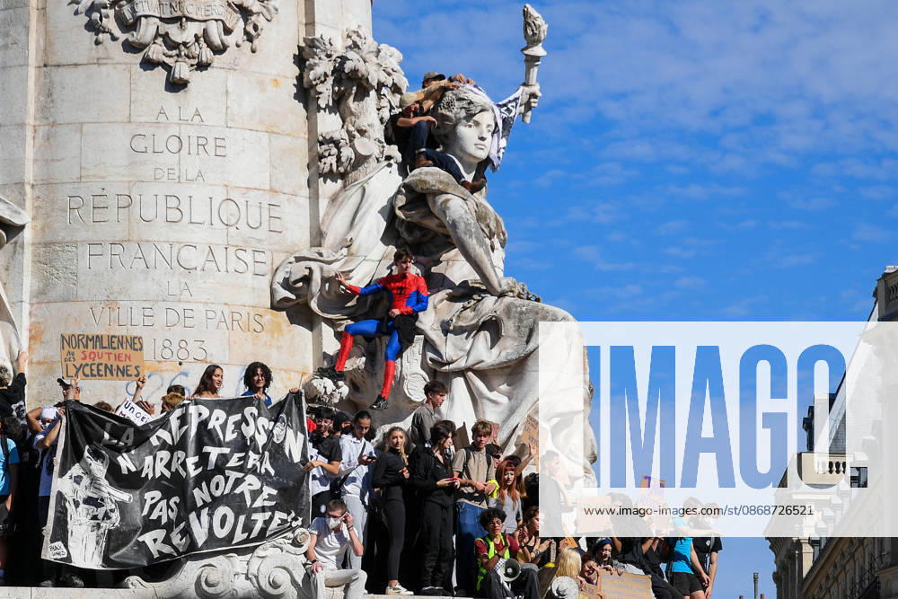 Student Demonstration - Paris People take part in a demonstration part of a nationwide day of actions called by high-school students, joined by unions and teachers, who for days have been demanding better learning conditions in protests punctuated by violent confrontations in Paris, France on October 6, 2026. Students have blocked the entrances to hundreds of high schools for 15- to 17-year-olds since late September, complaining of missing teachers, overloaded timetables, dilapidated classrooms and buildings that cannot cope with rising temperatures. Photo by Lionel Urman ABACAPRESS.COM Paris France