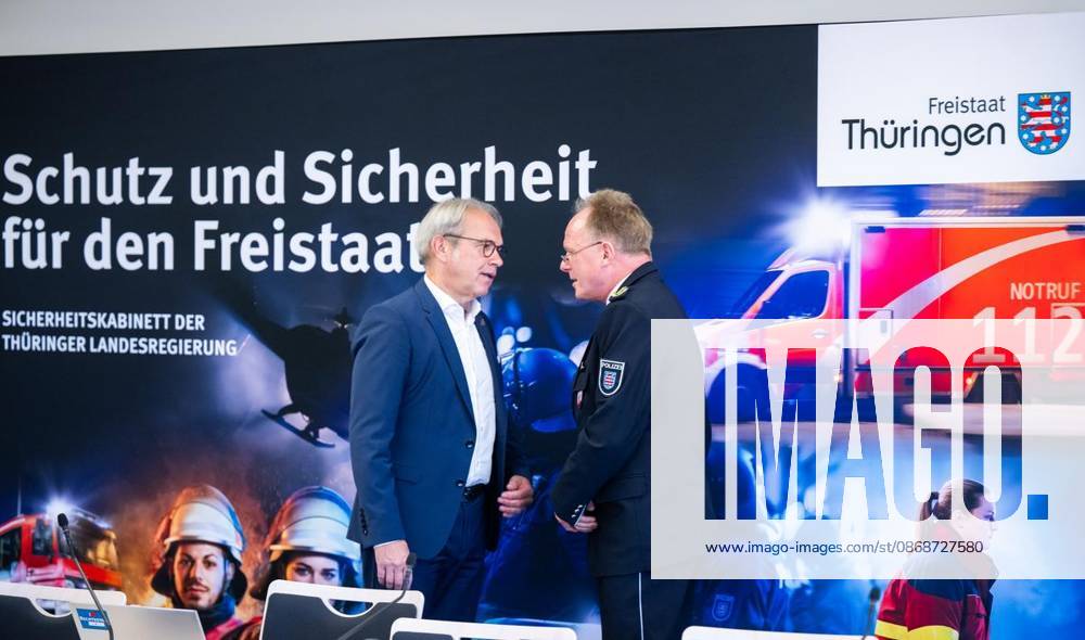Die Thüringer Landesregierung kommt im Gefahrenabwehrzentrum Süd in Erfurt erstmals zu einem Sicherheitskabinett zusammen. Gemeinsam mit Vertretern der Sicherheitsbehörden und der Bundeswehr berät das Kabinett über den Schutz vor hybriden Bedrohungen, Cyberangriffen und Drohnen sowie über Krisenvorsorge und den Operationsplan Deutschland. Ministerpräsident Mario Voigt, Innenminister Georg Maier und Finanzministerin Katja Wolf informieren anschließend über die Ergebnisse. im Foto: Georg Maier (SPD), Thüringer Minister für Inneres, Kommunales und Landesentwicklung und Stellvertr