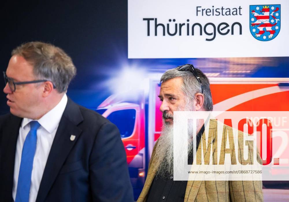 Die Thüringer Landesregierung kommt im Gefahrenabwehrzentrum Süd in Erfurt erstmals zu einem Sicherheitskabinett zusammen. Gemeinsam mit Vertretern der Sicherheitsbehörden und der Bundeswehr berät das Kabinett über den Schutz vor hybriden Bedrohungen, Cyberangriffen und Drohnen sowie über Krisenvorsorge und den Operationsplan Deutschland. Ministerpräsident Mario Voigt, Innenminister Georg Maier und Finanzministerin Katja Wolf informieren anschließend über die Ergebnisse. im Foto: Ministerpräsident Mario Voigt (CDU), links, Johannes Blasius, Präsident des Thüringer Landesverw