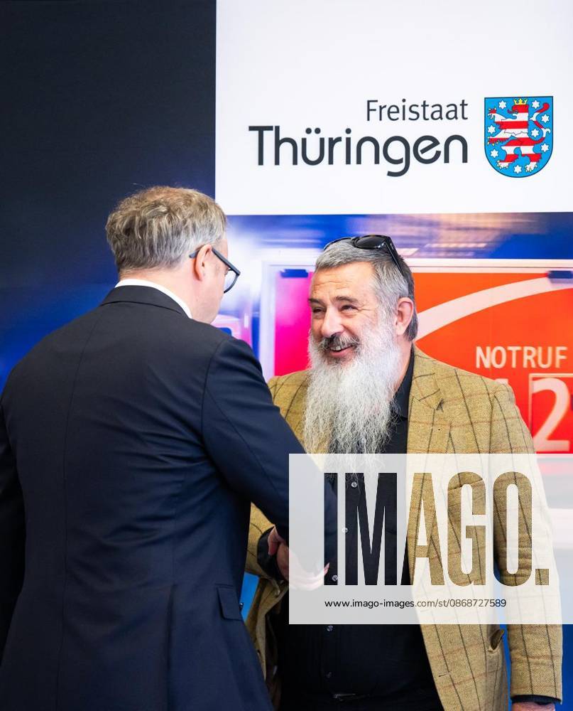 Die Thüringer Landesregierung kommt im Gefahrenabwehrzentrum Süd in Erfurt erstmals zu einem Sicherheitskabinett zusammen. Gemeinsam mit Vertretern der Sicherheitsbehörden und der Bundeswehr berät das Kabinett über den Schutz vor hybriden Bedrohungen, Cyberangriffen und Drohnen sowie über Krisenvorsorge und den Operationsplan Deutschland. Ministerpräsident Mario Voigt, Innenminister Georg Maier und Finanzministerin Katja Wolf informieren anschließend über die Ergebnisse. im Foto: Ministerpräsident Mario Voigt (CDU), links, begrüsst Johannes Blasius, Präsident des Thüringer