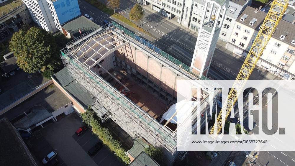Kassel New Roof for the Elisabeth Church Three years after the church’s roof collapsed, the temporary roof is being removed and replaced with a permanent one KH