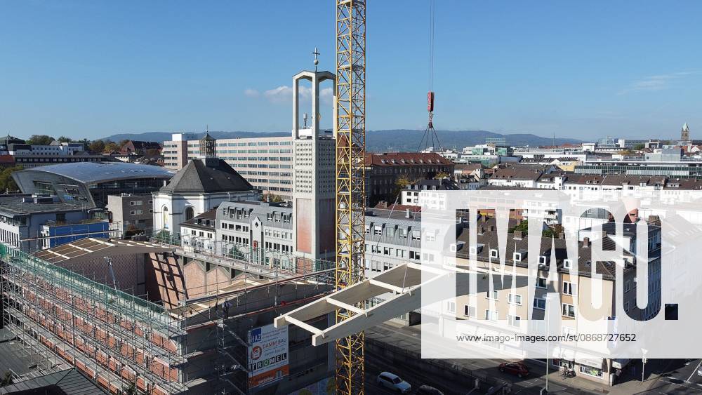 Kassel New Roof for the Elisabeth Church Three years after the church’s roof collapsed, the temporary roof is being removed and replaced with a permanent one KH