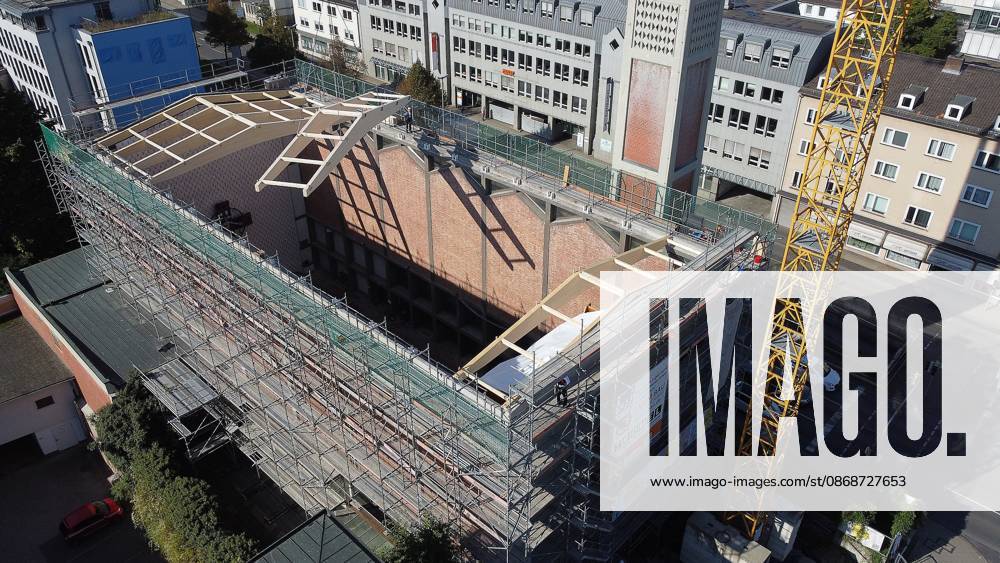 Kassel New Roof for the Elisabeth Church Three years after the church’s roof collapsed, the temporary roof is being removed and replaced with a permanent one KH
