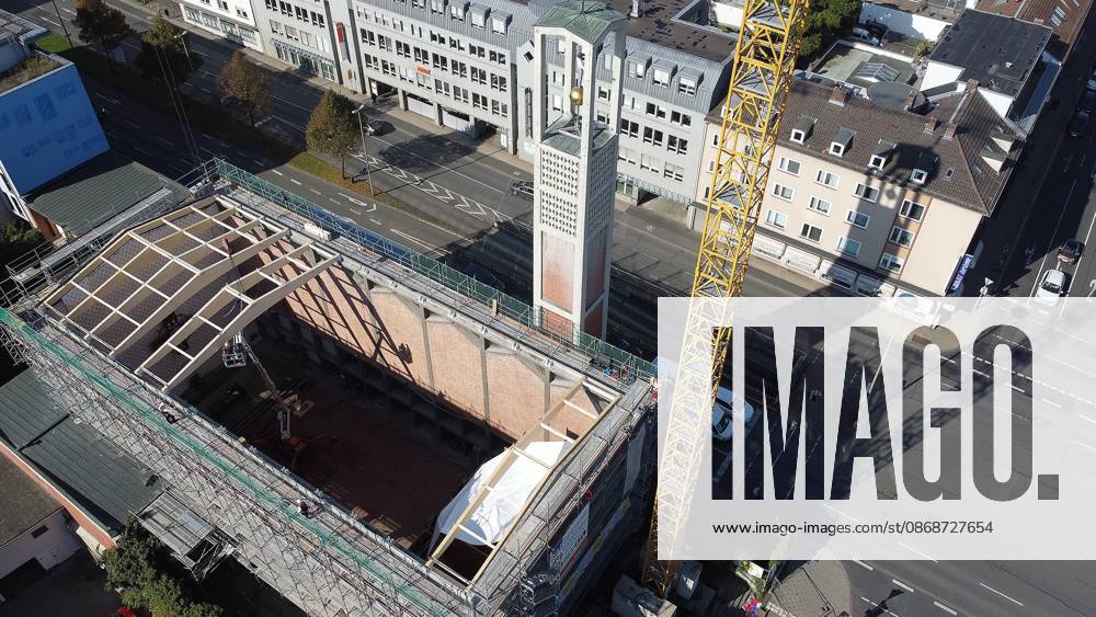 Kassel New Roof for the Elisabeth Church Three years after the church’s roof collapsed, the temporary roof is being removed and replaced with a permanent one KH