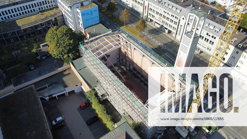 Kassel New Roof for the Elisabeth Church Three years after the church’s roof collapsed, the temporary roof is being removed and replaced with a permanent one KH