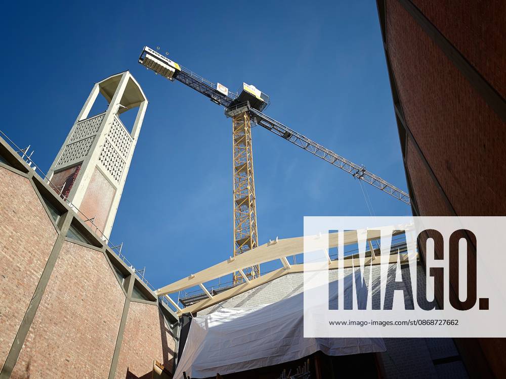 Kassel New Roof for the Elisabeth Church Three years after the church’s roof collapsed, the temporary roof is being removed and replaced with a permanent one KH