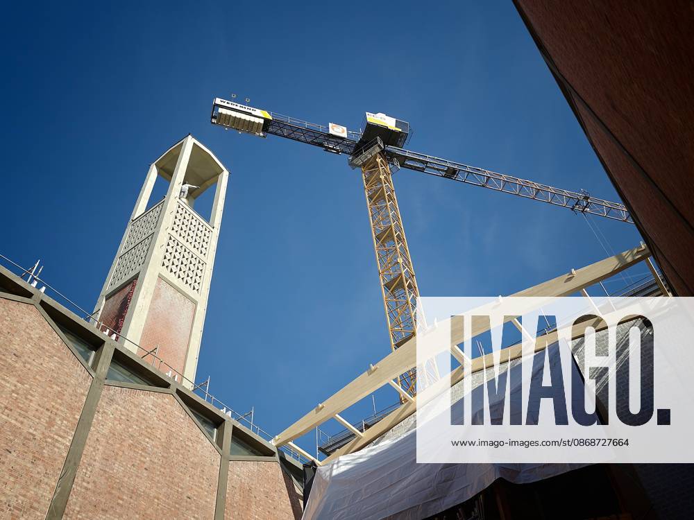 Kassel New Roof for the Elisabeth Church Three years after the church’s roof collapsed, the temporary roof is being removed and replaced with a permanent one KH