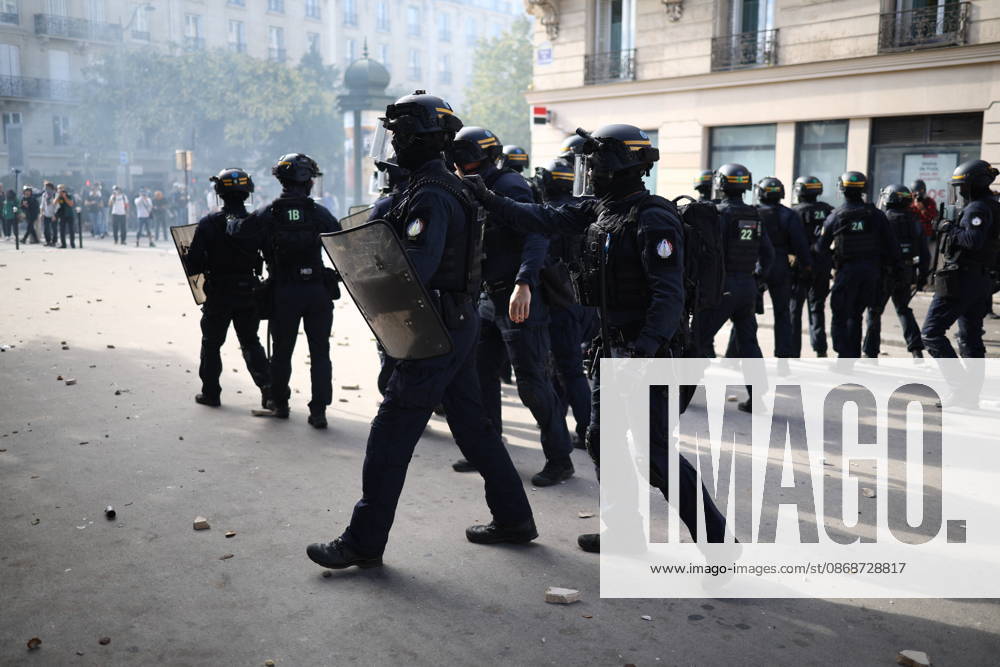 Student Demonstration - Paris Clashes on the sidelines of the students protest against the current state of public education, once again, on October 6, 2026, in Paris, France. They demand more resources for the national education system, and raise against the far right party - le Rassemblement National. Photo by Raphael Lafargue ABACAPRESS.COM Paris France