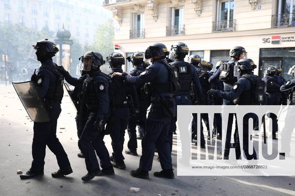 Student Demonstration - Paris Clashes on the sidelines of the students protest against the current state of public education, once again, on October 6, 2026, in Paris, France. They demand more resources for the national education system, and raise against the far right party - le Rassemblement National. Photo by Raphael Lafargue ABACAPRESS.COM Paris France