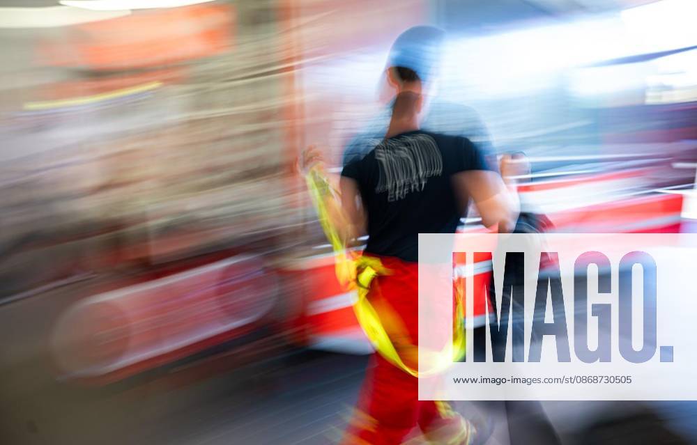 Die Thüringer Landesregierung kommt im Gefahrenabwehrzentrum Süd in Erfurt erstmals zu einem Sicherheitskabinett zusammen. Gemeinsam mit Vertretern der Sicherheitsbehörden und der Bundeswehr berät das Kabinett über den Schutz vor hybriden Bedrohungen, Cyberangriffen und Drohnen sowie über Krisenvorsorge und den Operationsplan Deutschland. Ministerpräsident Mario Voigt, Innenminister Georg Maier und Finanzministerin Katja Wolf informieren anschließend über die Ergebnisse. im Foto: Kurz vor Beginn der Regierungsmedienkonferenz muss die Feuerwehr zu einem Einsatz ausrücken. ( De