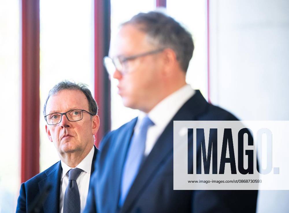 Die Thüringer Landesregierung kommt im Gefahrenabwehrzentrum Süd in Erfurt erstmals zu einem Sicherheitskabinett zusammen. Gemeinsam mit Vertretern der Sicherheitsbehörden und der Bundeswehr berät das Kabinett über den Schutz vor hybriden Bedrohungen, Cyberangriffen und Drohnen sowie über Krisenvorsorge und den Operationsplan Deutschland. Ministerpräsident Mario Voigt, Innenminister Georg Maier und Finanzministerin Katja Wolf informieren anschließend über die Ergebnisse. im Foto: Johannes Blasius, Präsident des Thüringer Landesverwaltungsamtes, Ministerpräsident Mario Voigt (
