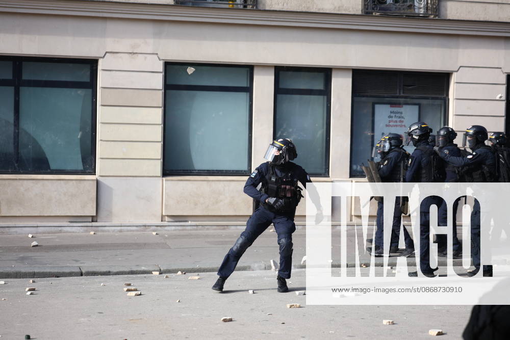 Student Demonstration - Paris Clashes on the sidelines of the students protest against the current state of public education, once again, on October 6, 2026, in Paris, France. They demand more resources for the national education system, and raise against the far right party - le Rassemblement National. Photo by Raphael Lafargue ABACAPRESS.COM Paris France