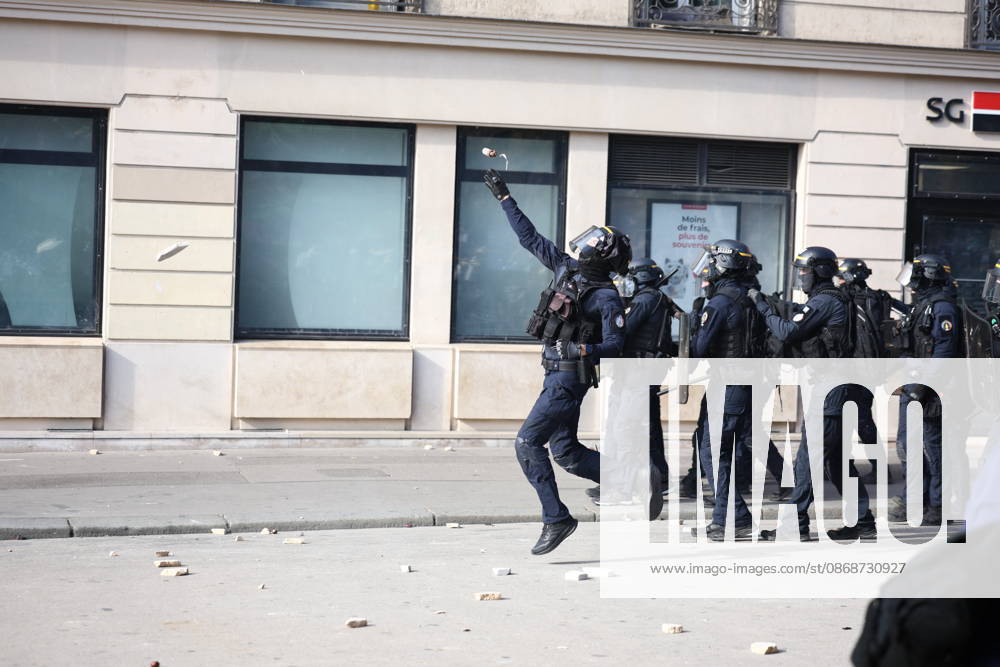 Student Demonstration - Paris Clashes on the sidelines of the students protest against the current state of public education, once again, on October 6, 2026, in Paris, France. They demand more resources for the national education system, and raise against the far right party - le Rassemblement National. Photo by Raphael Lafargue ABACAPRESS.COM Paris France