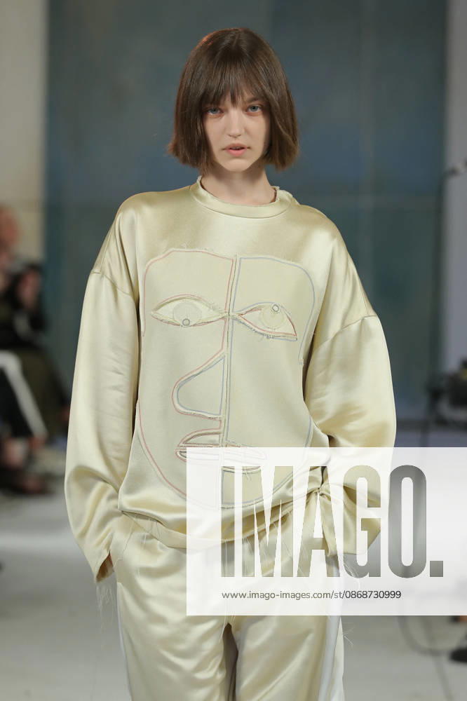PFW - Litkovska Runway A model walks the runway during the Litkovska Womenswear Spring Summer 2027 show as part of the Paris Fashion Week on October 6, 2026 in Paris, France. Photo by Alain-Gil Gonzalez ABACAPRESS.COM Paris France