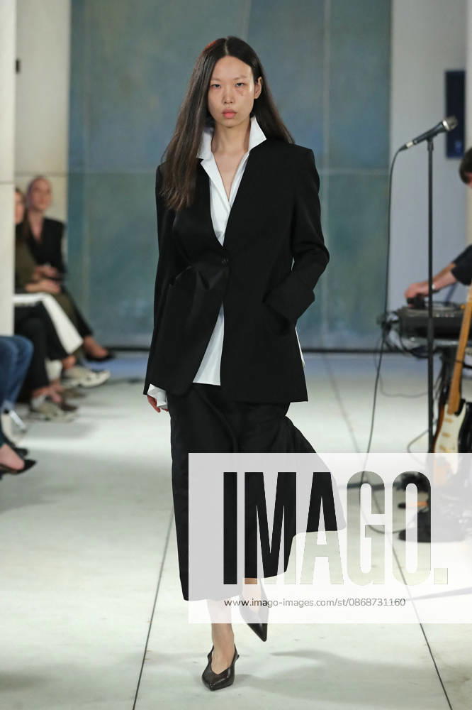 PFW - Litkovska Runway A model walks the runway during the Litkovska Womenswear Spring Summer 2027 show as part of the Paris Fashion Week on October 6, 2026 in Paris, France. Photo by Alain-Gil Gonzalez ABACAPRESS.COM Paris France
